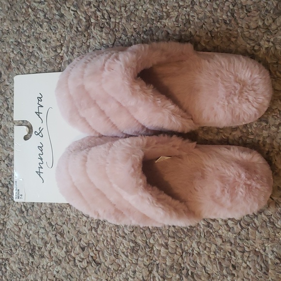 Anna & Ava Pale Mauve Quilted Faux Fur Slippers. Size, Medium 7-8 - Picture 2 of 6